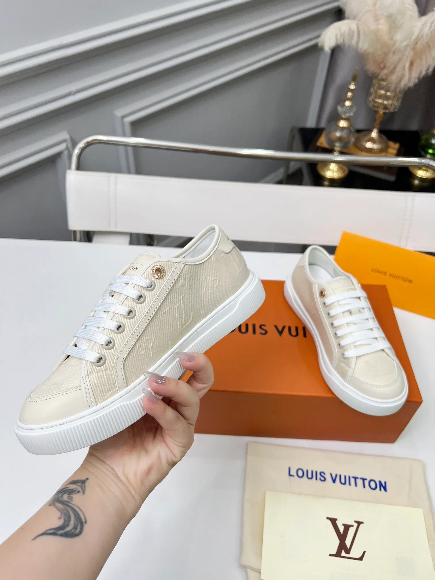 👟👟Ex-factory price 440👟👟 New arrival🆕 The hottest early spring model is coming. LV Lagoon sneakers are made of Monogram denim, injecting a retro flavor into the classic design. Leather trimmings pop out with the Louis Vuitton logo, while stenciled eyelets, trim and laces add to the refined details, and a rubber outsole embellished with Monogram flowers completes the look. Code number: 35~41, multiple colors available! Oil edges + TPU outsole + drawer box packaging